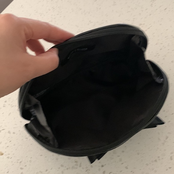 NWT WHITE HOUSE | BLACK MARKET Quilted Bow Black Cosmetic Case - Picture 9 of 10